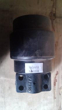 Каток поддерживающий Hitachi ZX330-5 (с опорой, под болт) 9305980