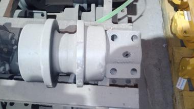 Каток поддерживающий (с опорой, под болты М18х2х120) (PC-300-7) 207-30-00430