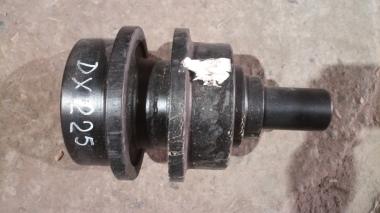 Каток поддерживающий (без опоры, вал 46мм) Doosan DX225LCA K1037728