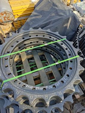 Ведущее колесо (звездочка) (24/23T/667) (М27х3х85) P=260 Hitachi ZX870 1017812 / 4430291
