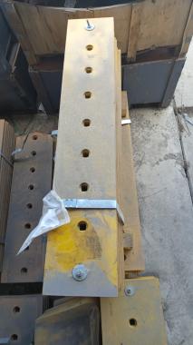 Нож отвала (Komatsu WD600-3) (1368х254х25) 41E-70-15221 центральный, 9 отв.