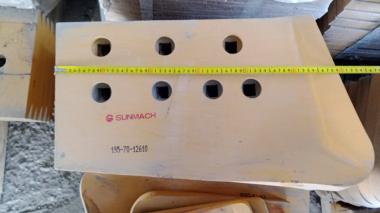 Нож угловой левый 7 отв. 40мм. (Komatsu WD600-6) 195-70-12610