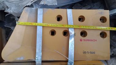 Нож угловой правый 7 отв. 35мм. (Komatsu WD600-6) 195-71-51640