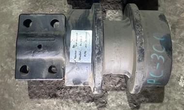 Каток поддерживающий (с опорой, под болты М18х2х120) (PC-300-7) 207-30-00430